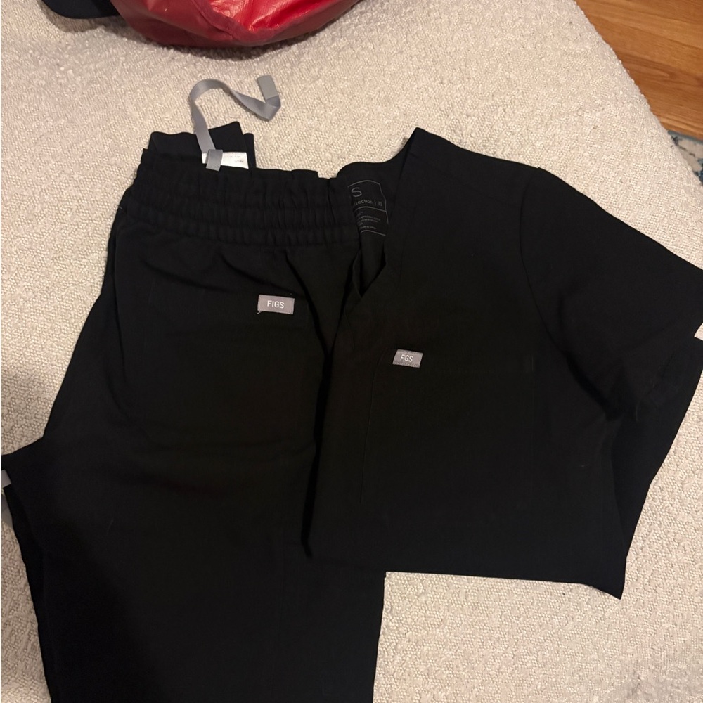 FIGS Black Technical Scrub Set - Top & Drawstring Pants